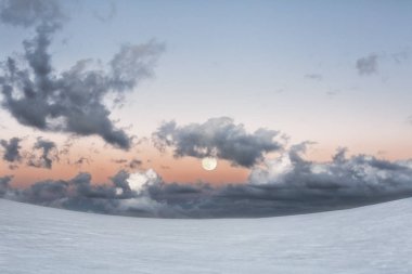 Karda güzel bir gün batımı.