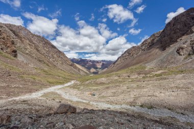 Kırgızistan 'daki dağlar. Dağlarda, kayalarda ve buzullarda seyahat etmek. Dağ manzarası