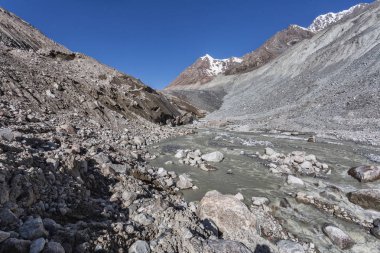 Dağ geçidi, buzul, gökyüzü bulutlu