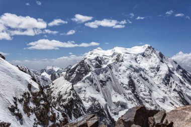Karlı dağ manzarası Dağlarda dinleniyor.