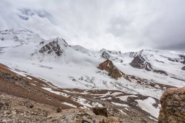 Karlı dağ manzarası Dağlarda dinleniyor.