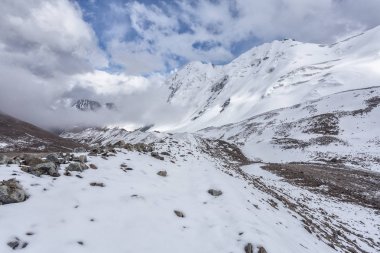Dağ geçidi, buzul, gökyüzü bulutlu