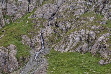 Dağlarda şelale, manzara. Dağlara yolculuk. Kırgızistan