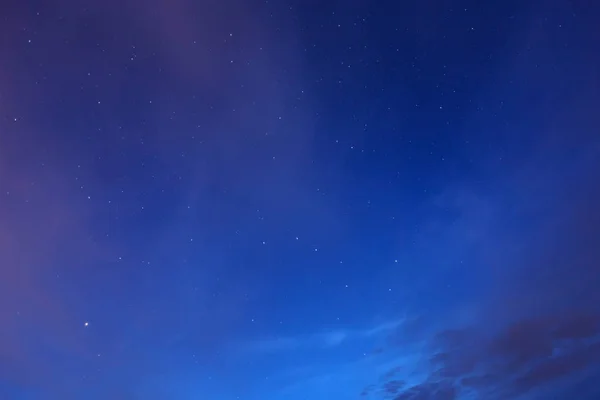 Yıldızlı ve bulutlu gece gökyüzü. Astrofotoğrafçılık