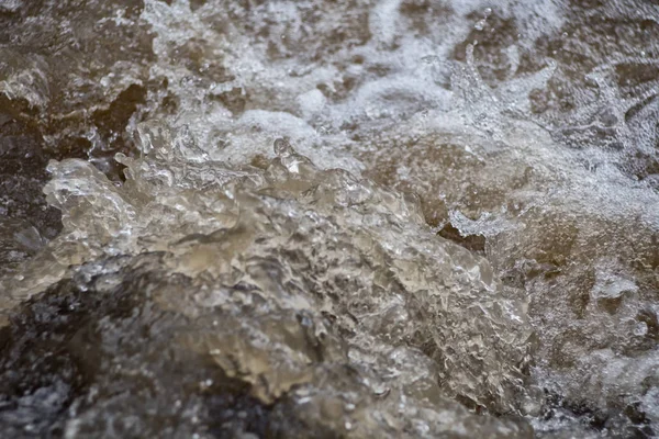 Ρίχνοντας Κύματα Στο Βρώμικο Ποτάμι Κοντινή Θέα — Φωτογραφία Αρχείου