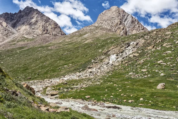 Güneşli bir günde Ural dağları arasında akan nehrin resimsel manzarası  