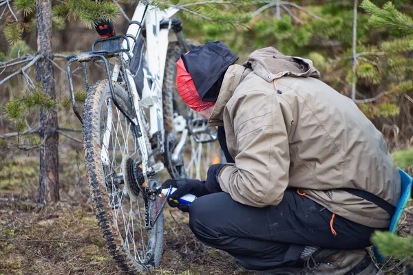 Viajero Masculino Ropa Abrigo Reparación Bicicleta Aire Libre — Foto de Stock