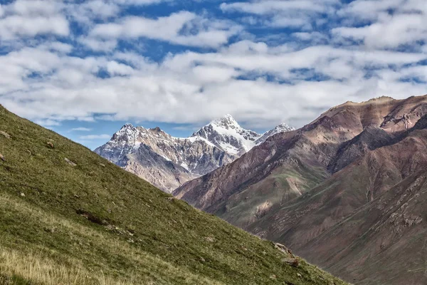 Paisaje Con Montañas Viaje Las Montañas Prados Alpinos Hierba Verde — Foto de Stock