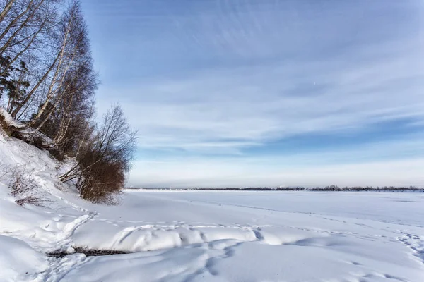 Заморожена Річка Зимовому Небі Чистий День — стокове фото