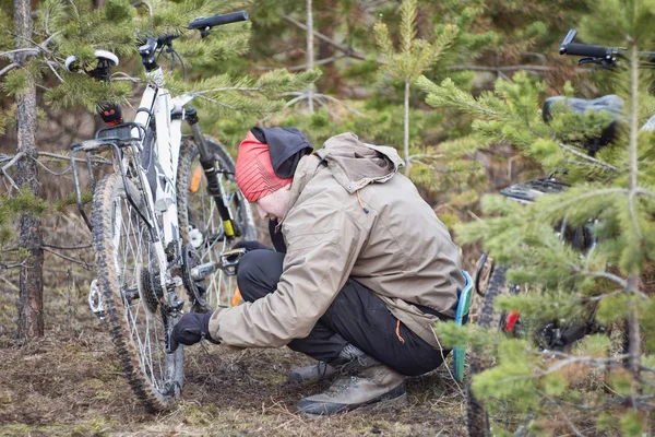 Viajero Masculino Ropa Abrigo Reparación Bicicleta Aire Libre — Foto de Stock
