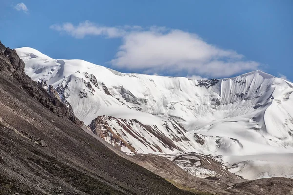 Krajobraz Górami Podróż Góry Śnieg Skały Niebo Chmurami — Zdjęcie stockowe