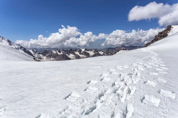 Mountain Pass, ledovec, zatažená obloha — Stock fotografie