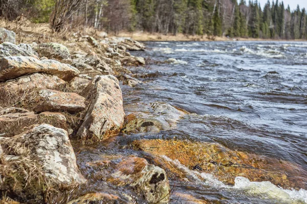 Bergrivier, rotsen aan de oever, op de golven van de rivier. — Stockfoto