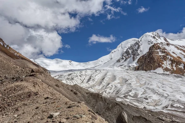Przełęcz, lodowiec, zachmurzone niebo — Zdjęcie stockowe