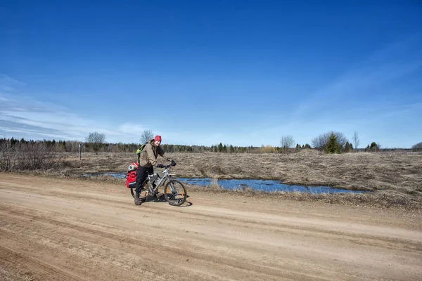 Ciclista Joven Macho Montar Bicicleta Camino Tierra Cerca Del Bosque — Foto de Stock