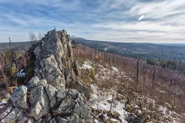 Pittoresk Utsikt Över Oändliga Barrskog Och Klippor Solig Dag Yerani — Stockfoto