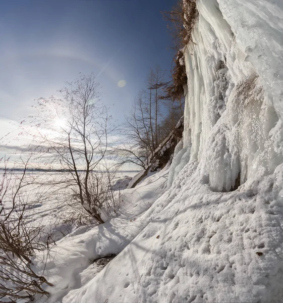 Lodospad Zimowy Słoneczny Dzień Ural — Zdjęcie stockowe