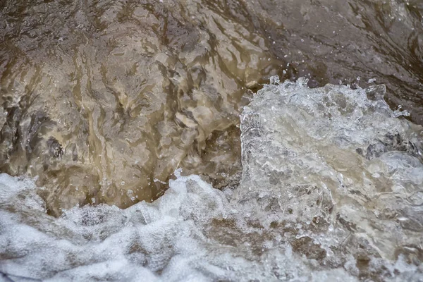 Ρίχνοντας Κύματα Στο Βρώμικο Ποτάμι Κοντινή Θέα — Φωτογραφία Αρχείου