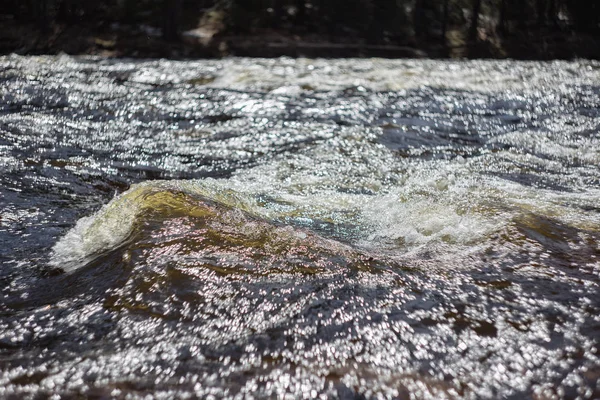 산의 강, 파도, 물의 빠른 흐름. 여름은 더운 날이다 — 스톡 사진