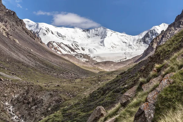 Krajobraz Górami Podróż Góry Alpejskie Łąki Zielona Trawa Skały Niebo — Zdjęcie stockowe