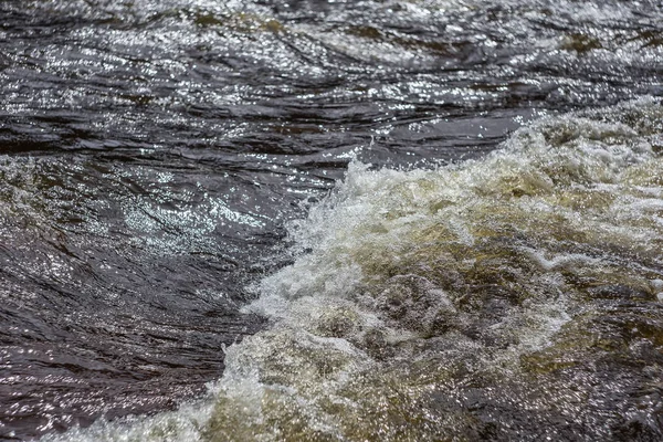 Water in een rivier, spatten en golven. Zomer rust. — Stockfoto