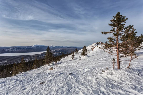 Winterlandschap Bergen Wolken Lucht Zonnige Dag Veel Sneeuw Vorst Koude — Stockfoto