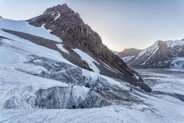 Paso de montaña, glaciar, cielo nublado — Foto de Stock