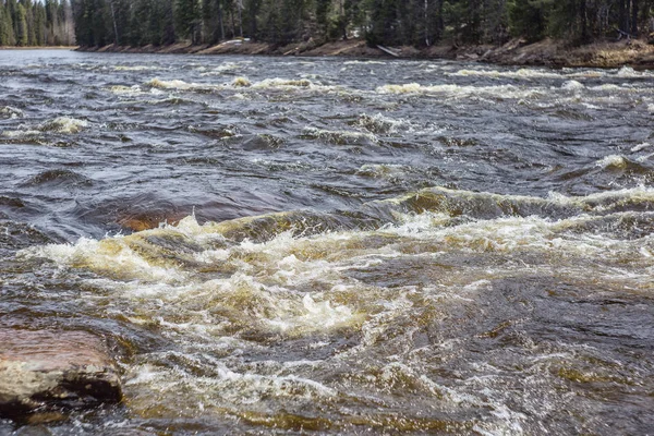 Water in een rivier, spatten en golven. Zomer rust. — Stockfoto