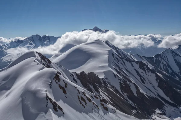 天気の良い日の山と氷河の風景 — ストック写真