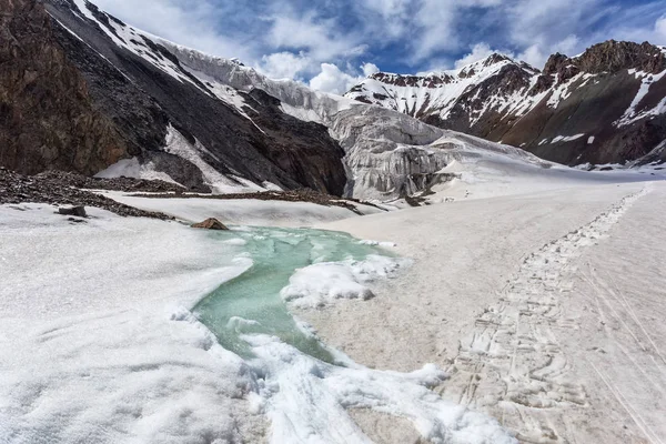 Siyah & beyaz metalik krom harf I 3 boyutlu bir illüstrasyonla fırçalanmış stil ve parlak kaba metal deseni ile beyaz üzerine izole edilmiş, kırpma yolu ile izole edilmiş basit, kalın bir yazı tipi
