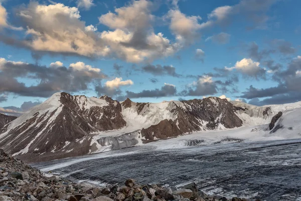Mountain Pass, Glaciar, céu nublado — Fotografia de Stock