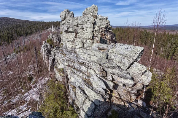 Malerischer Blick Auf Endlose Nadelwälder Und Felsen Bei Sonnigem Tag — Stockfoto