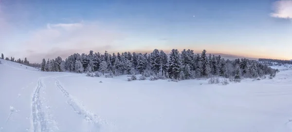 Winterlandschap Bij Zonsondergang Bergen Kerstmis — Stockfoto
