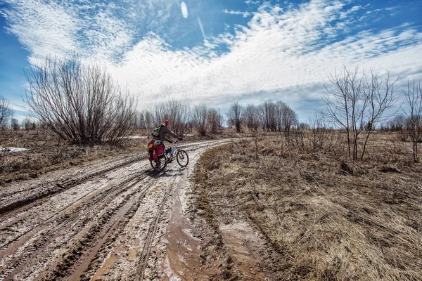 Ciclista Joven Macho Montar Bicicleta Camino Tierra Cerca Del Bosque — Foto de Stock