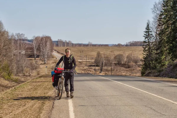 Ciclista Joven Macho Montar Bicicleta Camino Tierra Cerca Del Bosque — Foto de Stock