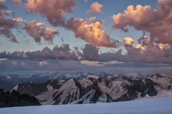 Karlı Dağ Manzarası Dağlarda Dinleniyor — Stok fotoğraf