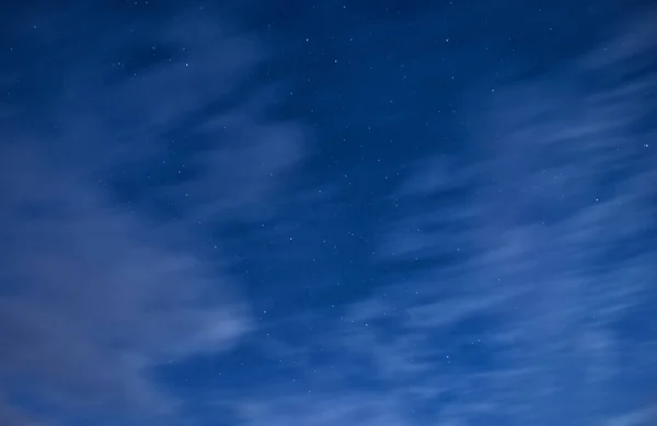 Yıldızlı ve bulutlu gece gökyüzü. Astrofotoğrafçılık
