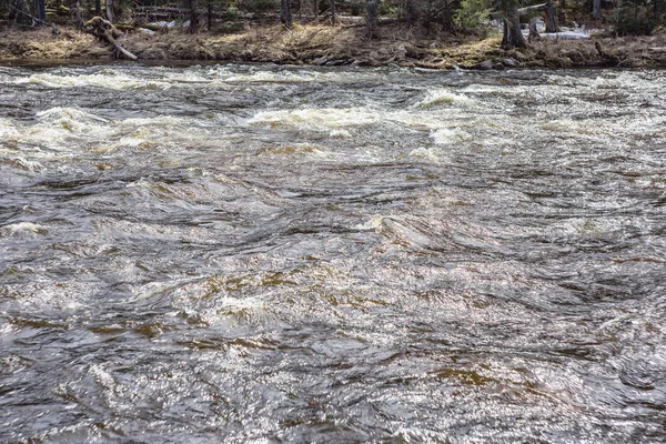 Вода в річці, бризки і хвилі. Літній відпочинок . — стокове фото