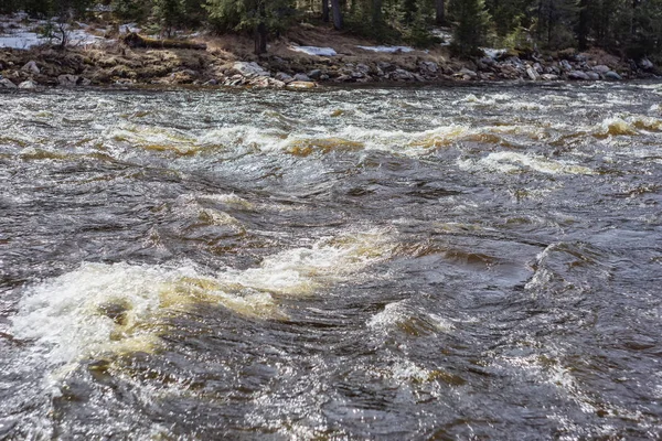 Вода в річці, бризки і хвилі. Літній відпочинок . — стокове фото