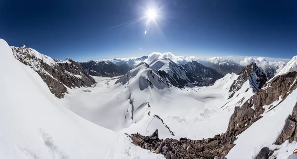 Passo della montagna, Ghiacciaio, cielo coperto — Foto Stock