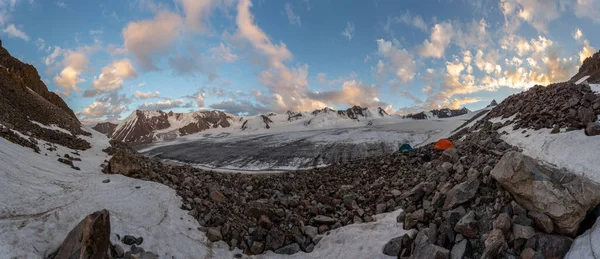 Passo della montagna, Ghiacciaio, cielo coperto — Foto Stock