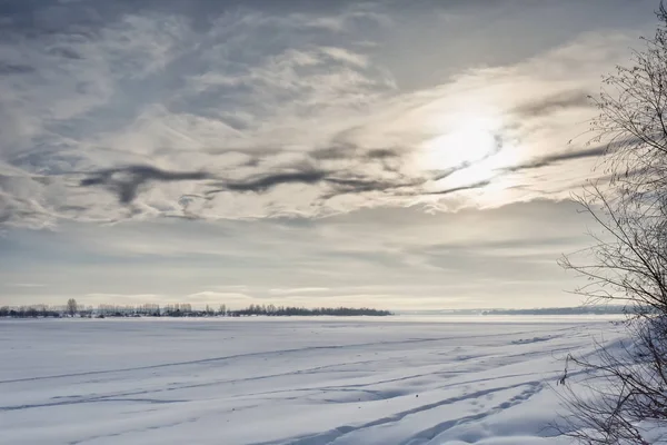 Замерзла Річка Взимку Небо Сонцем Сонце Красивий Краєвид — стокове фото