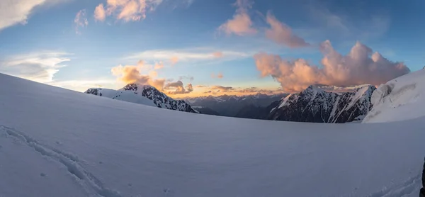 Güneşli Havada Dağların Buzulların Manzarası — Stok fotoğraf