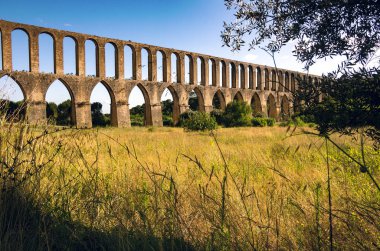 Portekiz Tomar bölgesinin antik Simgesel Yapı su kemeri ile kırsal manzara