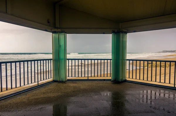 Blick Durch Offene Fenster Auf Leeren Strand Einem Bewölkten Tag — Stockfoto