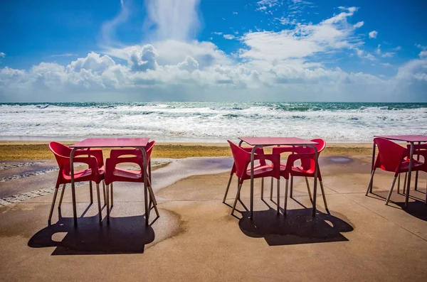 Δείτε Άδειο Παραλία Στην Ημέρα Συννεφιά Κόκκινο Τραπέζια Και Καρέκλες — Φωτογραφία Αρχείου