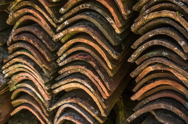Eski Yığınlar Kirli Çatı Kiremitleri — Stok fotoğraf