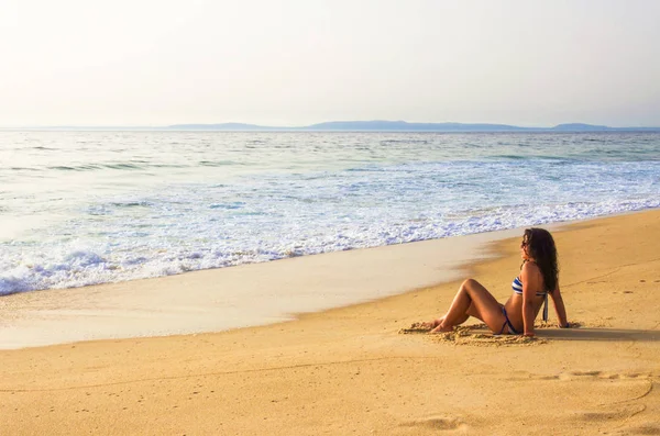 Ragazza Single Seduta Sabbia Dorata Sulla Riva Del Mare Estate — Foto Stock