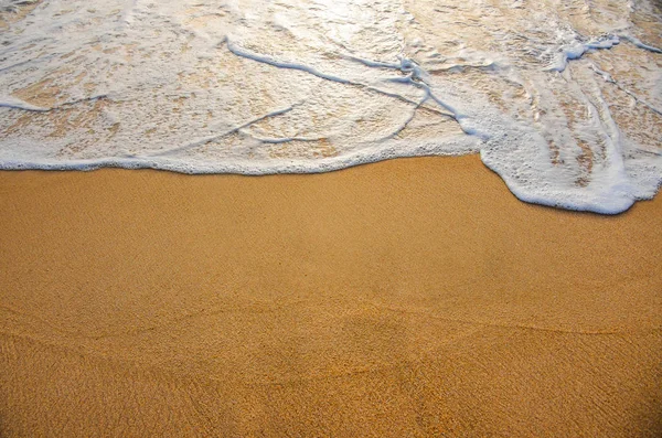 Goldener Sand Mit Meerwasserschaum Ufer Eines Strandes — Stockfoto