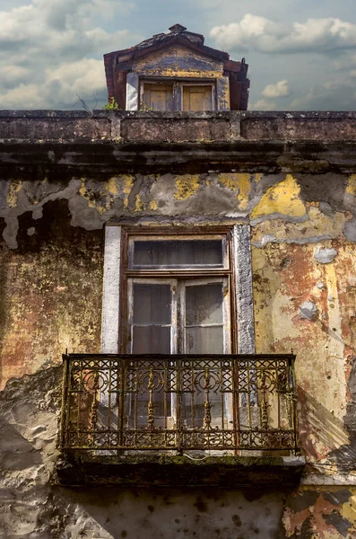 Detail Der Fenster Und Des Balkons Des Alten Hauses — Stockfoto